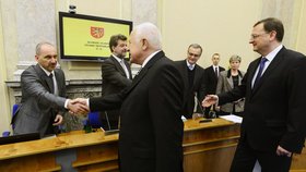 Ministr Klaus si jako prezident podává naposledy ruku se členy Nečasova vládního kabinetu