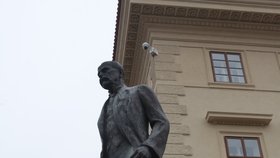 Oživlá socha Václava Klause pod sochou T. G. Masaryka