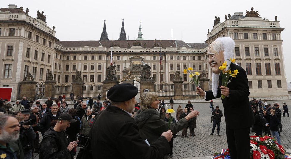 Happening, oslavující před Pražským Hradem odchod prezidenta Klause