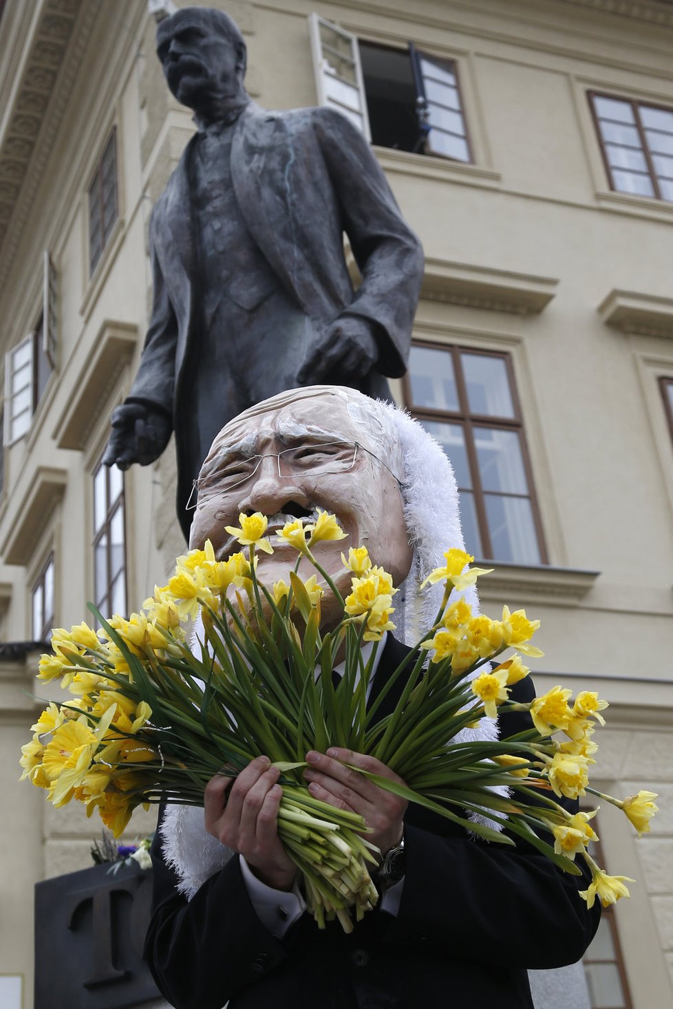 Figurína prezidenta Klause s narciskami: Jasná narážka na Klausův údajný narcismus