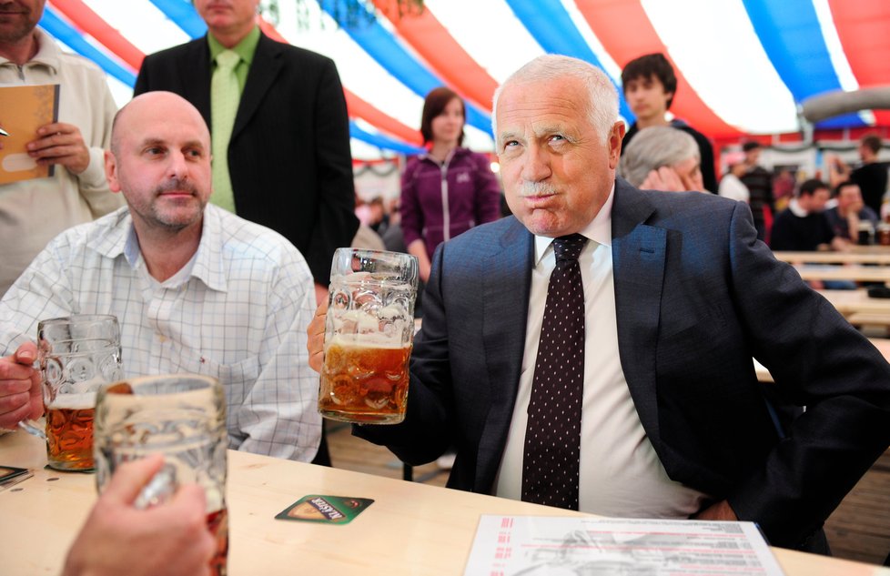 Václav Klaus během návštěvy pivního festivalu: Na podobné akce bude mít po odchodu z funkce času o poznání více