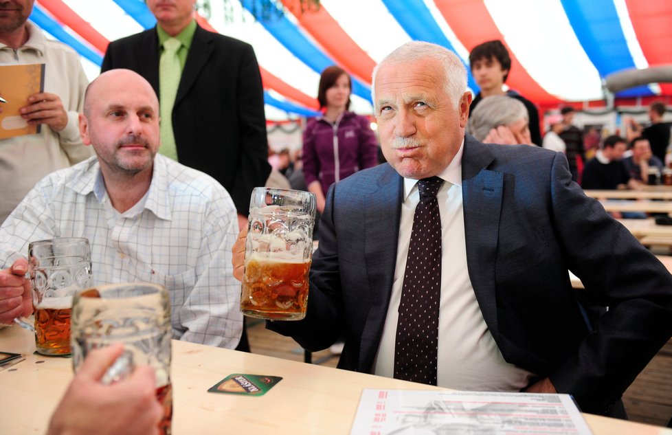 Bývalý prezident Václav Klaus se pivu nevyhýbal.