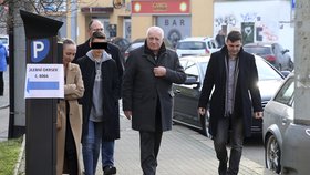 Václav Klaus na cestě do volební místnosti: Po boku se svým vnukem