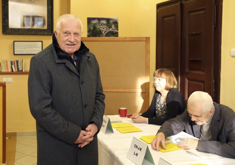 Sázkaři zatím nejvíce věří ve zvolení Václava Klause staršího, na jeho výhru jde pětina sázek