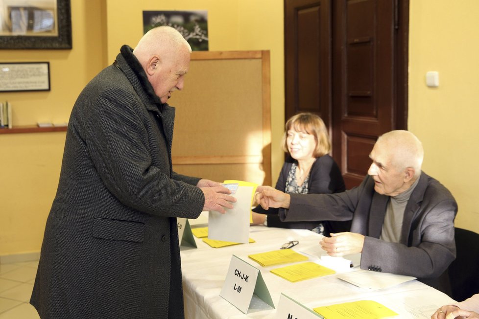 Exprezident Václav Klaus u druhého kola prezidentských voleb 2018