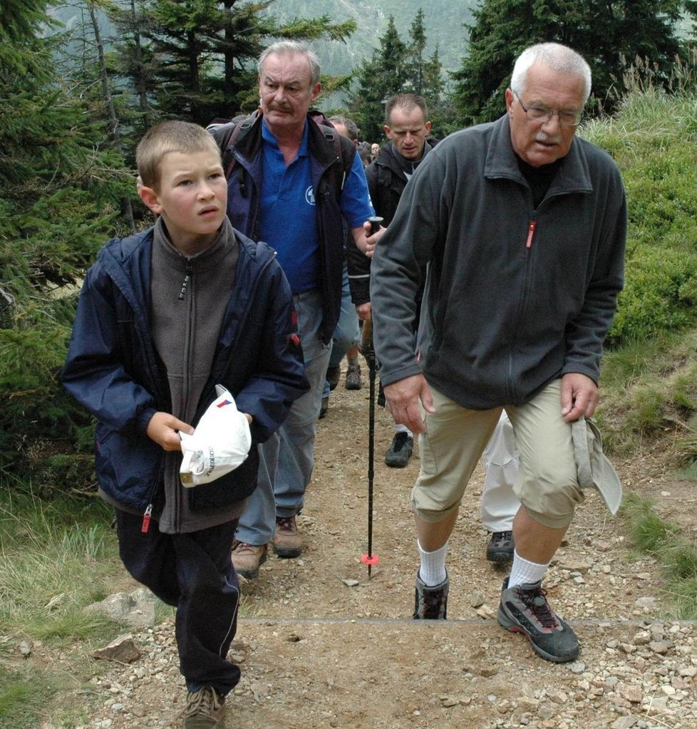 V roce 2005 vyrazil na nejvyšší horu Česka se svým vnukem.