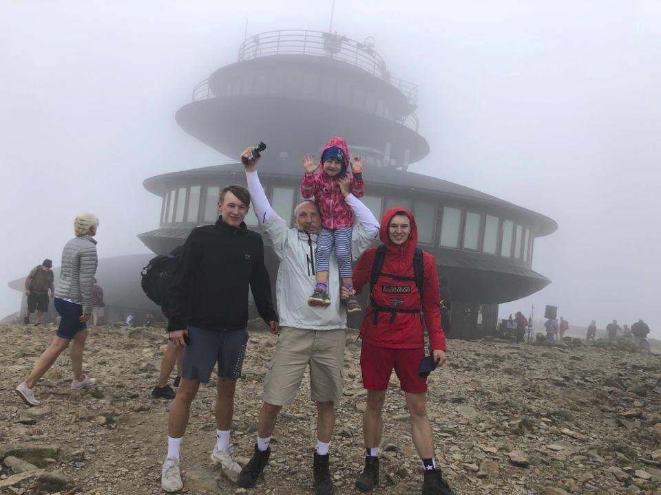 Václav Klaus mladší se svojí rodinou na Svatovavřinecké pouti na Sněžce. (10. 8. 2019)