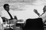 Snímky neformálního rozhovoru Václava Klause s Vladimírem Mečiarem na zahradě vily Tugendhat patří k obrazovým symbolům dělení Československa. Rozhovor se odehrál 26. srpna 1992