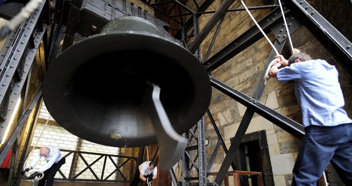 Na počest 70. narozenin prezidenta Klause se rozeznily zvony Svatovítské katedrály.