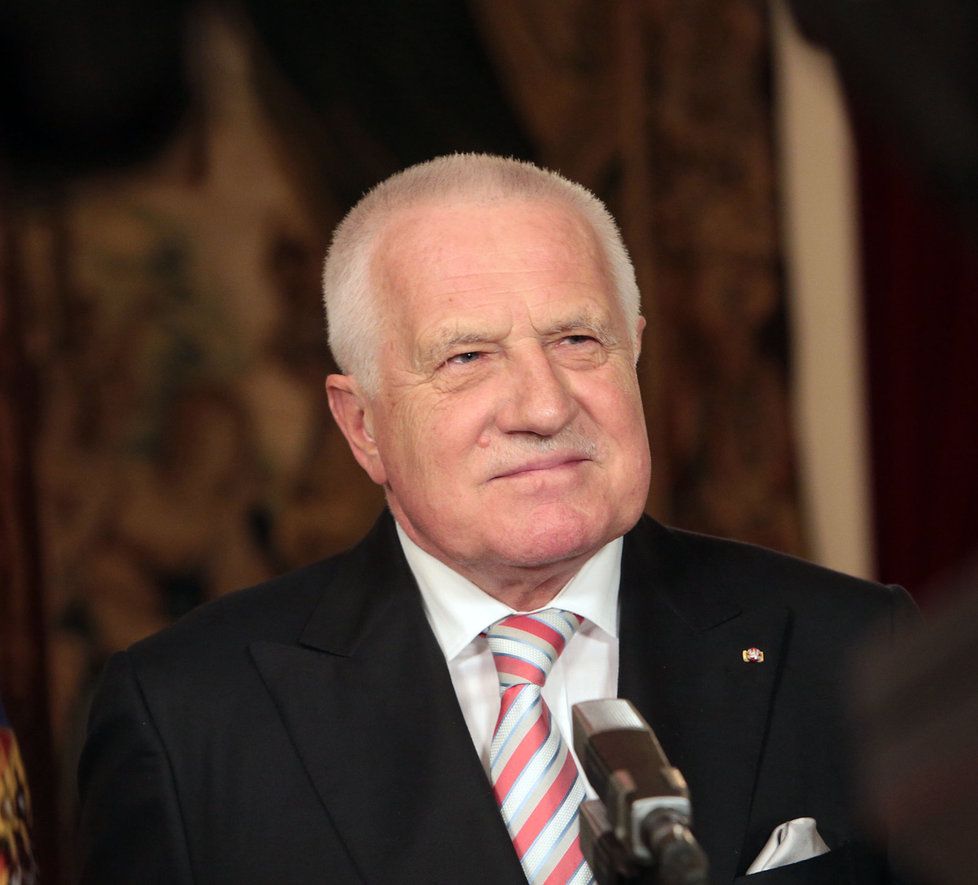 Menšinová vláda Andreje Babiše (ANO) podle bývalého prezidenta Václava Klause ve Sněmovně příští týden nejspíš důvěru nedostane.