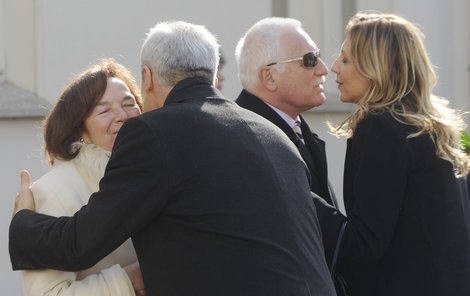 Klausovi vítají srbského prezidenta Borise Tadiče s manželkou.