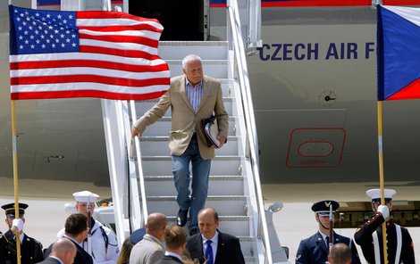 Ležérně oblečený Václav Klaus vystupuje z vládního speciálu.