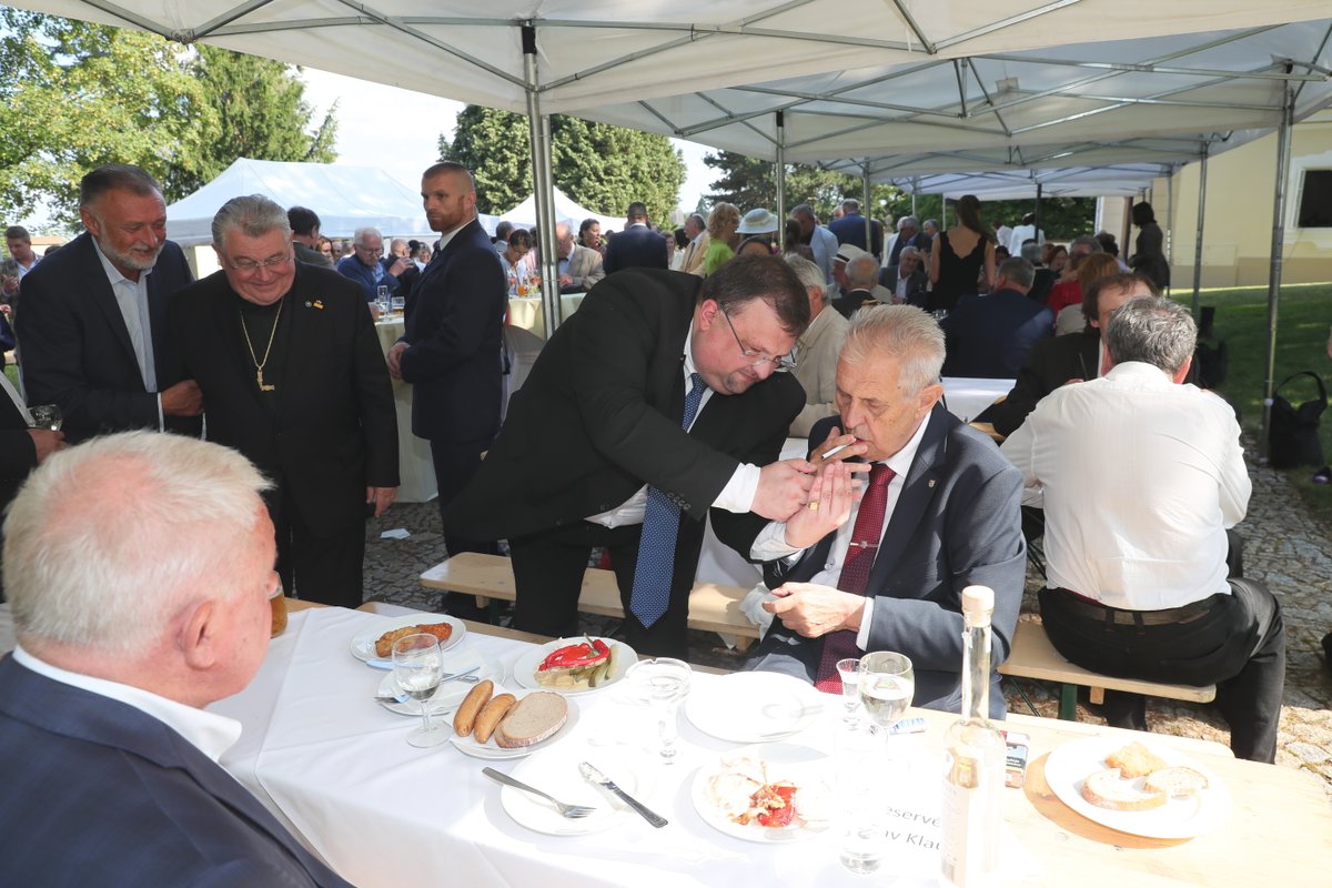 Se stovkou přátel slavil bývalý prezident Václav Klaus na zámečku svého institutu na pražské Hanspaulce 77. narozeniny.