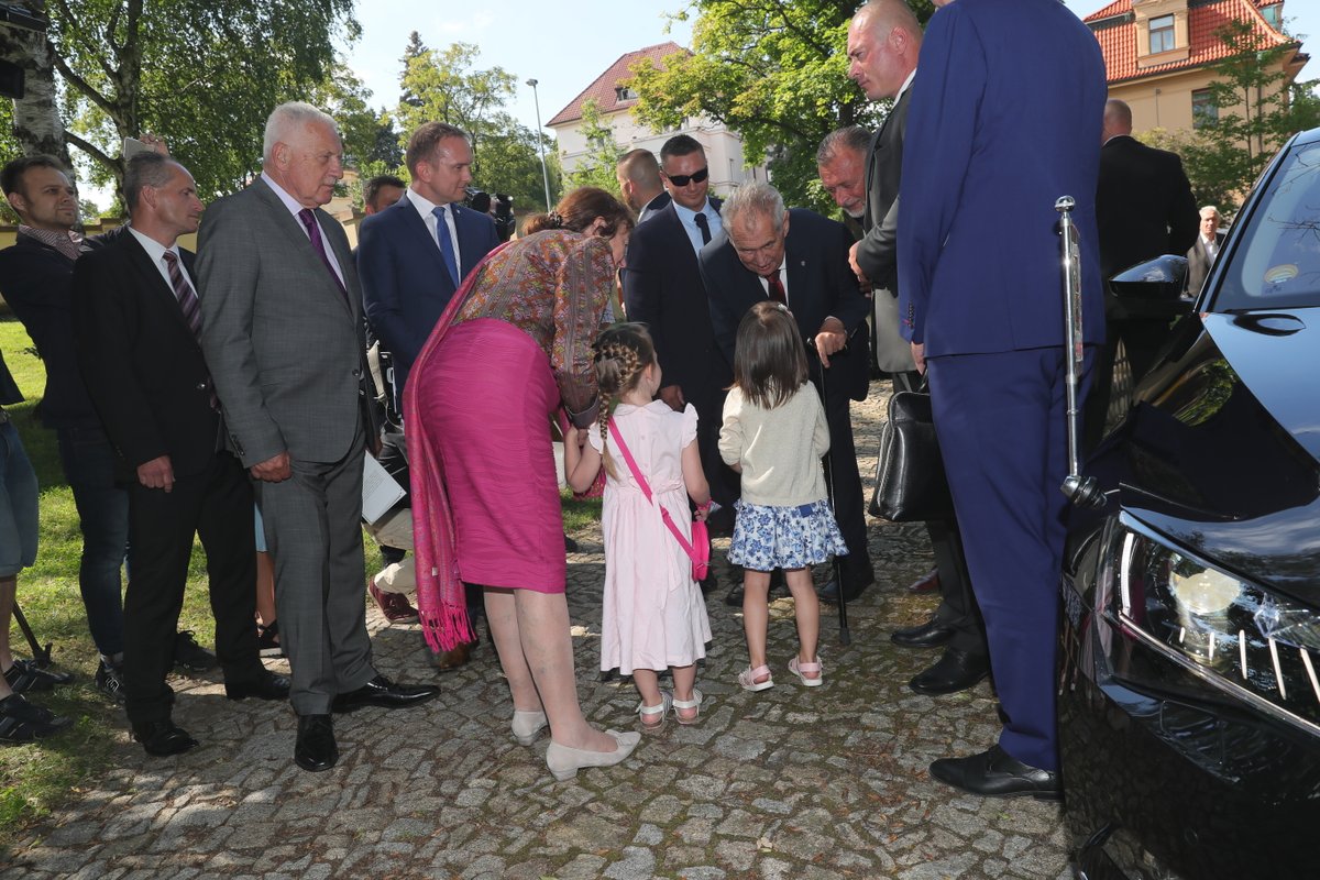 Se stovkou přátel slavil bývalý prezident Václav Klaus na zámečku svého institutu na pražské Hanspaulce 77. narozeniny.