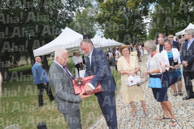 Václav Klaus starší slavil 77. narozeniny ve svém zámečku.