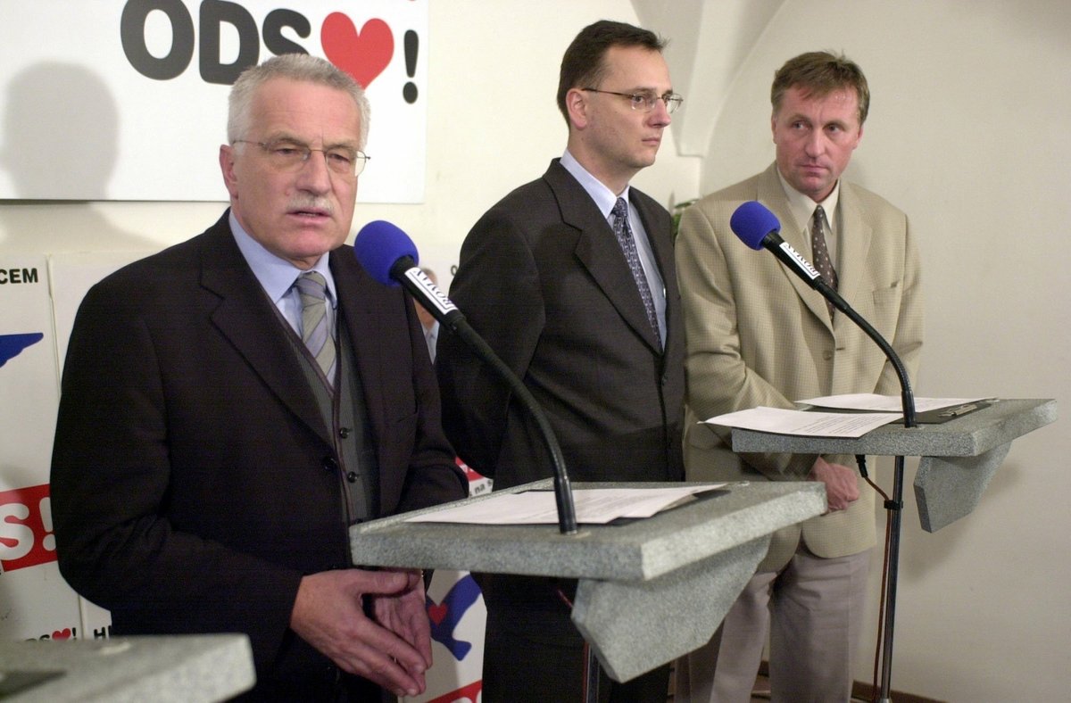 Klaus, Nečas a Topolánek. Tři lídři strany na fotografii z roku 2000.