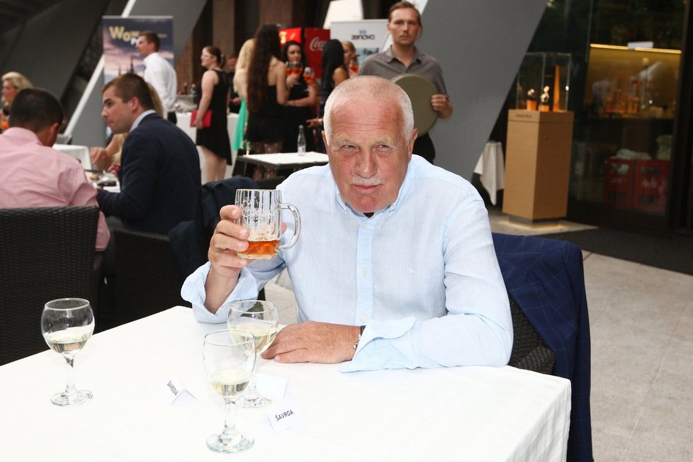 Václav Klaus zchladil hrdlo vychlazeným pivem.