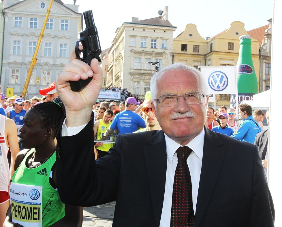 Václav Klaus odstartoval maratón výstřelem.