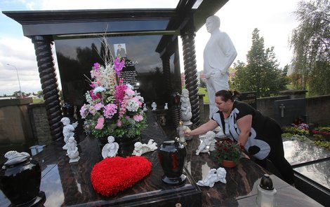 Poklidit luxusní hrob včera přišla i manželka zabitého Václava Edita