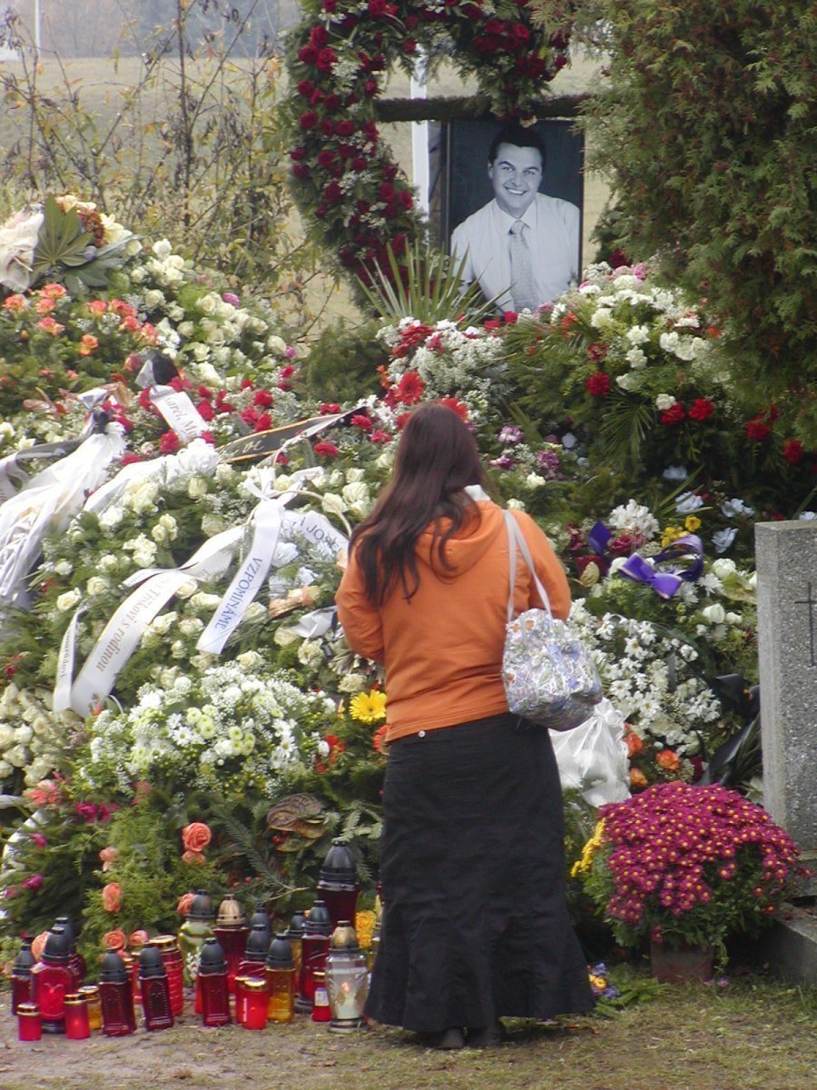 U hrobu Václava Kočky ml. na hřbitově v pražských Řepích se v neděli kolem desáté dopoledne objevila smutná mladá žena...