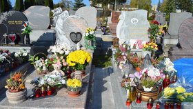 Na náhrobcích zapalovali svíčky i lidé, kteří Moniku s Klárkou znali.