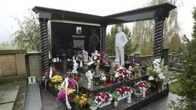 Dominantou celého hrobu je 180 centimetrů vysoká, sněhově bílá podobizna Václava Kočky vážící jednu tunu. Rodina za ni měla zaplatit statisíce.