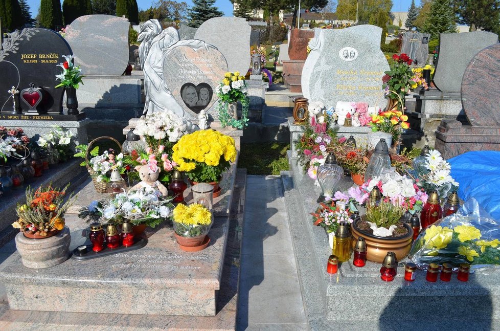 Na náhrobcích zapalovali svíčky i lidé, kteří Moniku s Klárkou znali.