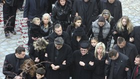 Na pohřbu Václava Kočky mladšího se sešla spousta lidí.