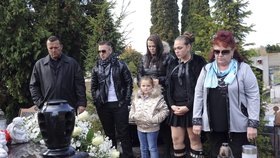Rodina Václava Kočky u hrobu zavražděného syna