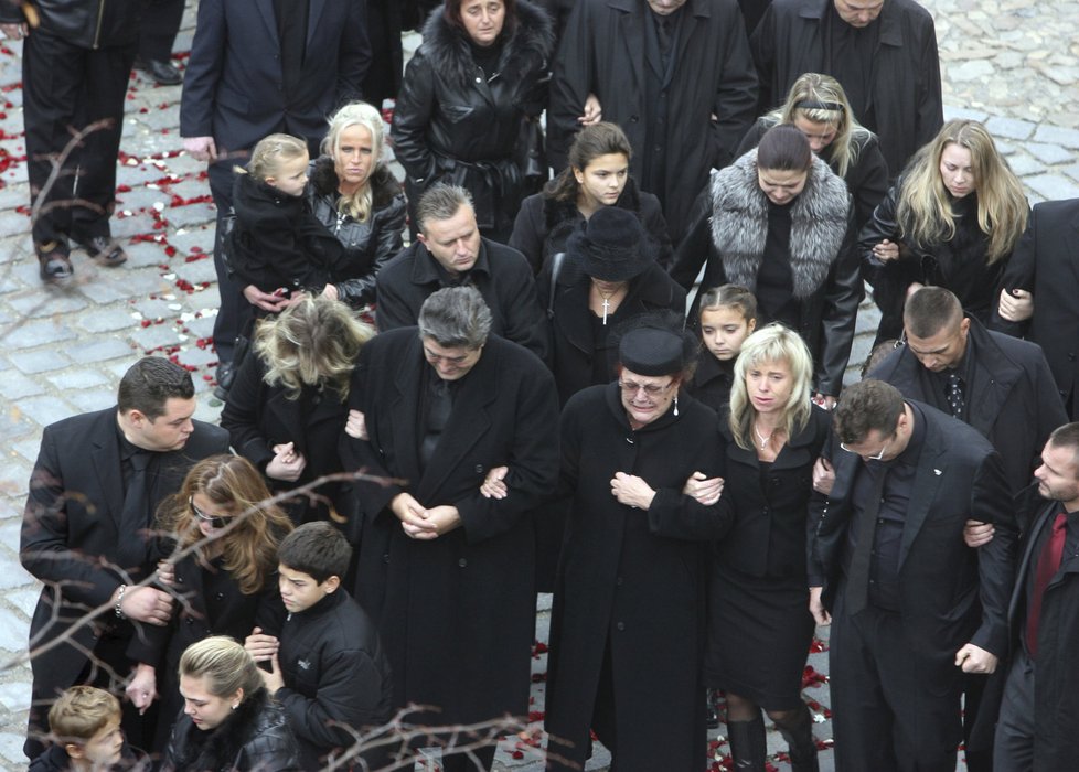 Na pohřbu Václava Kočky mladšího se sešla spousta lidí.