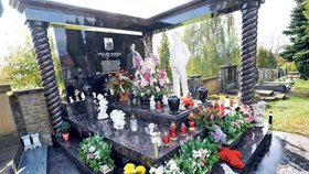 Hrob Václava Kočky mladšího byl už den před výročím úmrtí plný květin a svíček