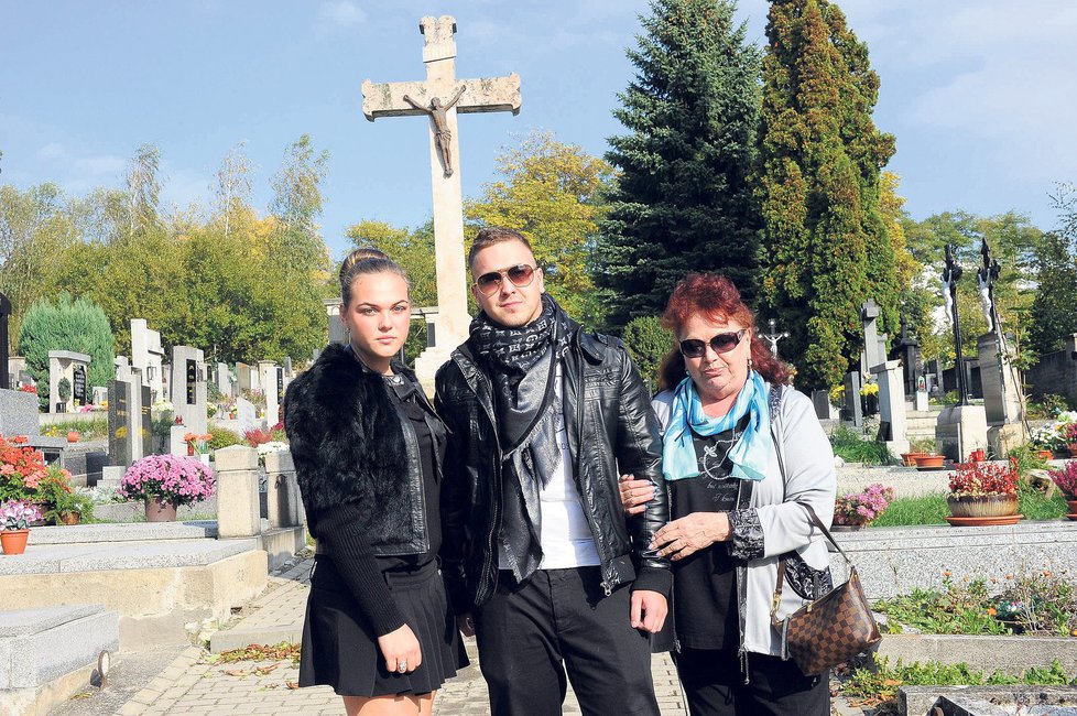 Děti zavražděného Edita (18) a Václav (19) spolu s matkou Olgou