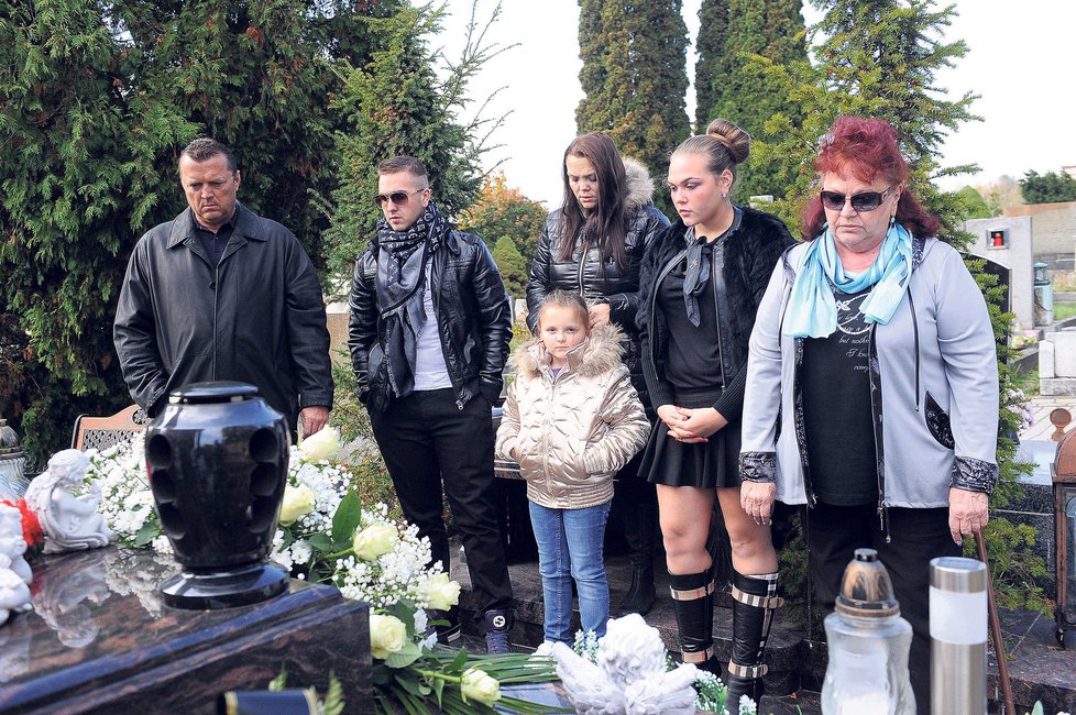 Hrob Václava Kočky ml. nelze na hřbitově přehlédnout. Rodina se o něj pečlivě stará.