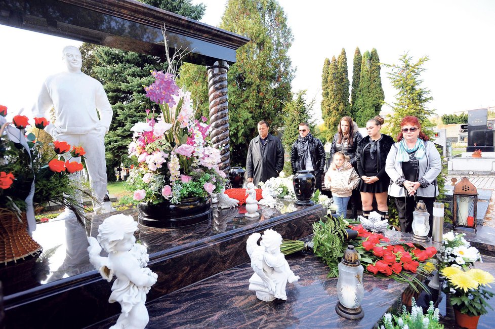 Rodina zavražděného Václava Kočky (†40) mladšího se včera sešla u jeho hrobu a dojatě vzpomínala