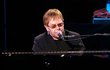ORIGINÁL Elton John během vystoupení v Královské opeře.