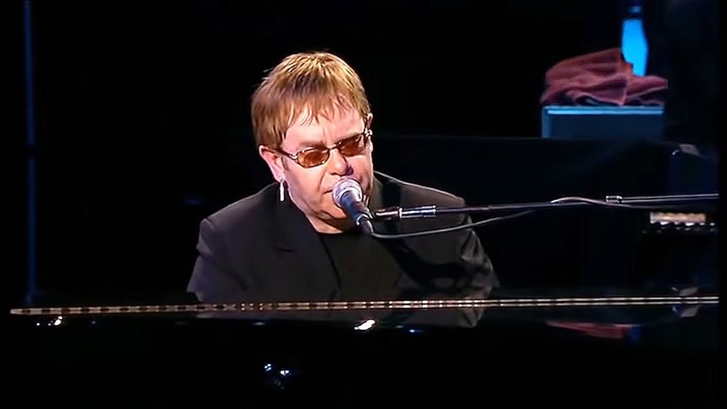 Elton John během vystoupení v Královské opeře.