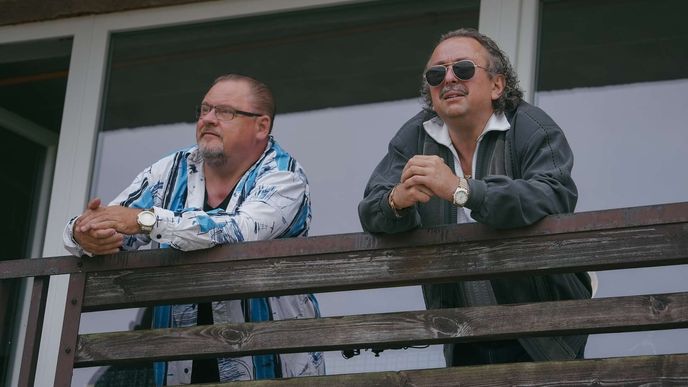 2025: Seriálové postavy Čestmír (Václav Kopta) a Ivan (Marek Daniel) na příbramském balkoně. 2025: Seriálové postavy Čestmír (Václav Kopta) a Ivan (Marek Daniel) na příbramském balkoně.