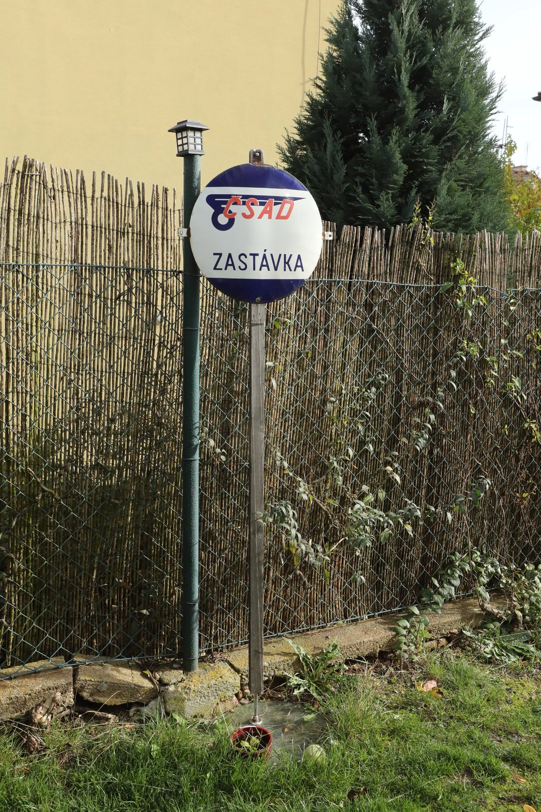 Vašek má na zahradě ceduli autobusové zastávky.