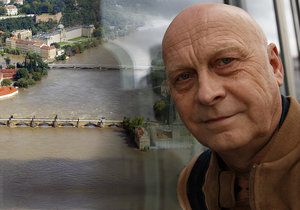 Hasič roku Václav Kratochvíl při záplavách v roce 2002 pomáhal zachránit Karlův most.