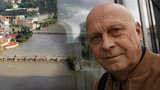 20 let od ničivé povodně: Hasič Václav zachraňoval Karlův most bagrem. Město nebylo připravené, říká