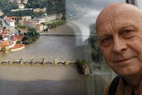 20 let od ničivé povodně: Hasič Václav zachraňoval Karlův most bagrem. Město nebylo připravené, říká