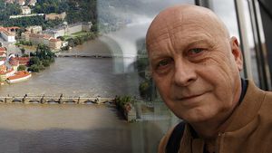 20 let od povodní. Hasič Václav (63) velel jednotce na Karlově mostě: 36 hodin nespal, překvapil ho "frajer" na kajaku