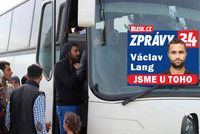 Uprchlíci to vzdávají? Autobusy je odvážejí od zavřených hranic v Řecku