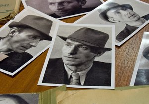 Dobové fotografie Václava Morávka, které nechal pořídit v lednu 1942.