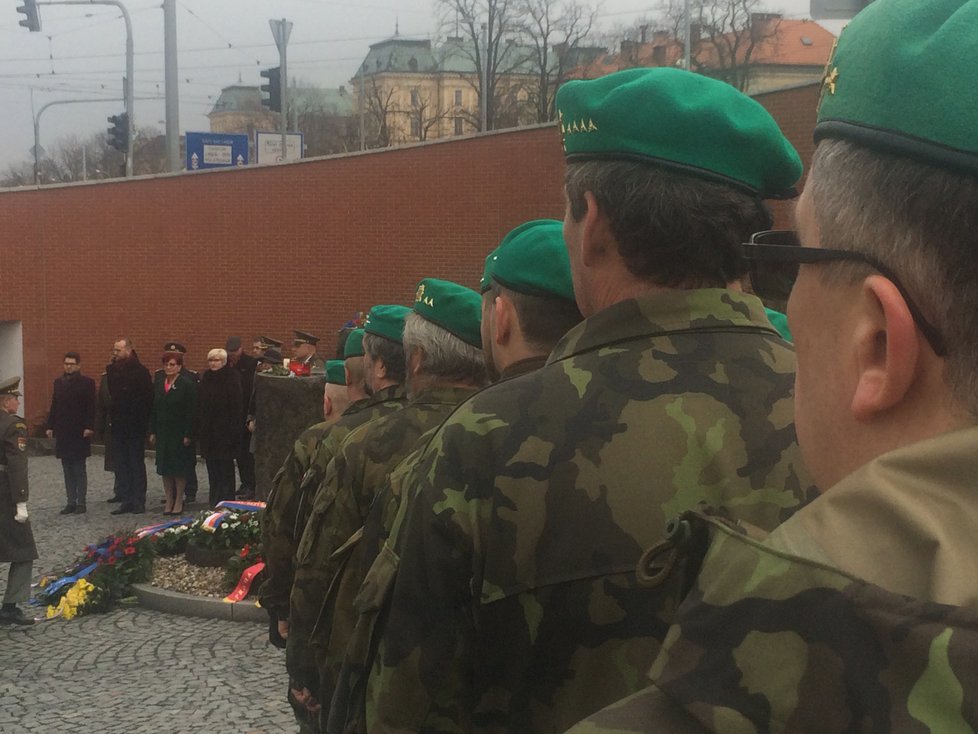 Čestná stráž u pomníku Václava Morávka. Ten stojí poblíž míst, kde po vzdorném a nerovném boji skonal.