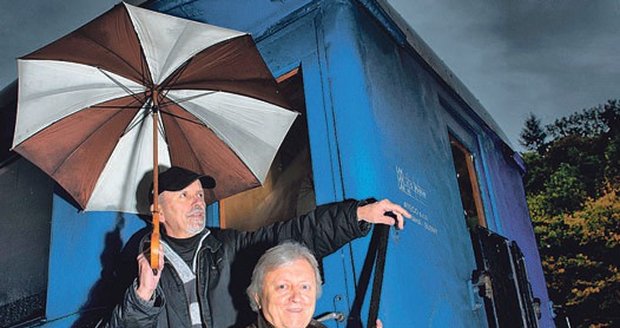 Jan Neckář drží nad svým starším bratrem Václavem ochrannou ruku, někdy i deštník...