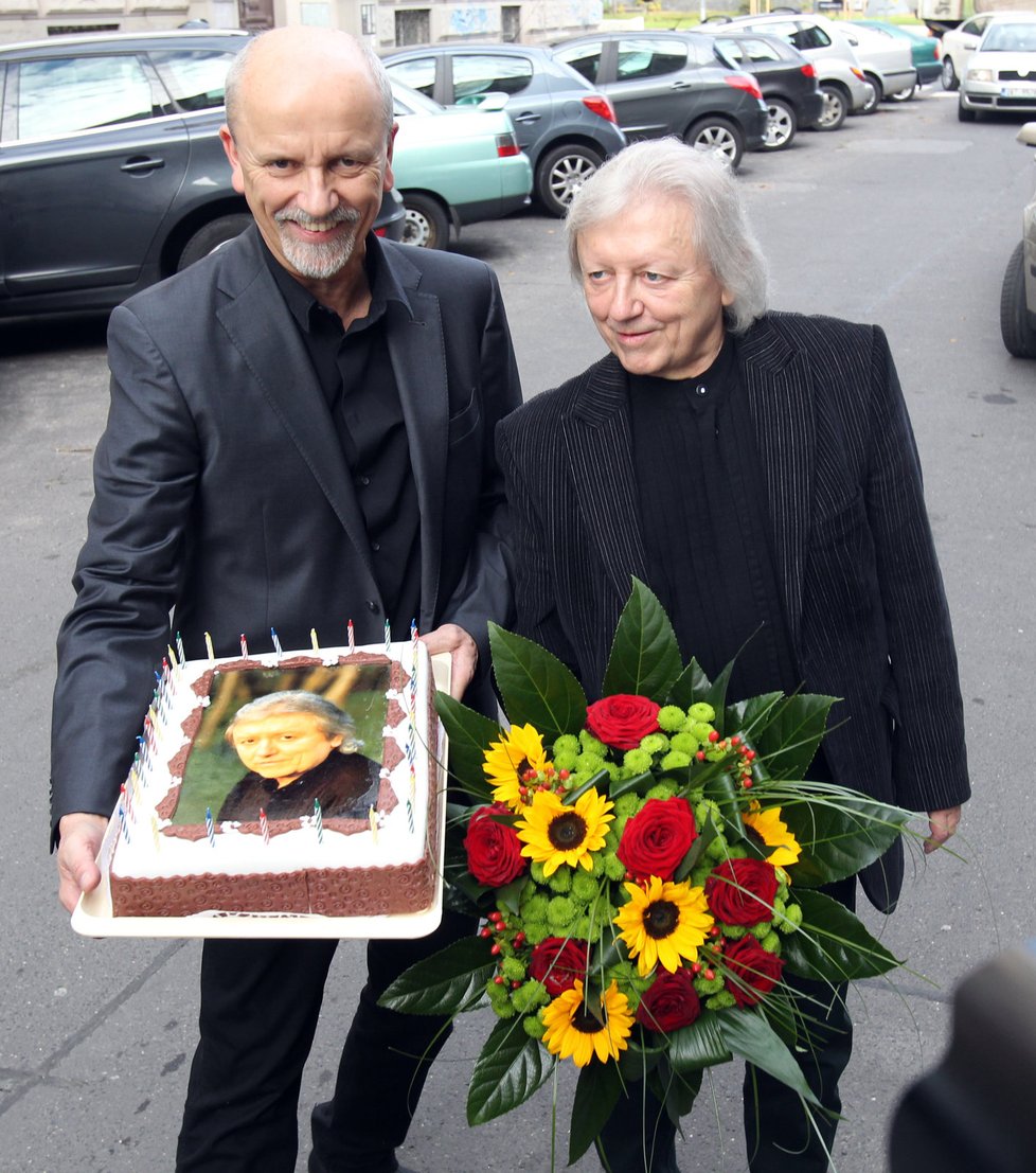 Jan Neckář přinesl bratrovi dort s jeho fotkou.