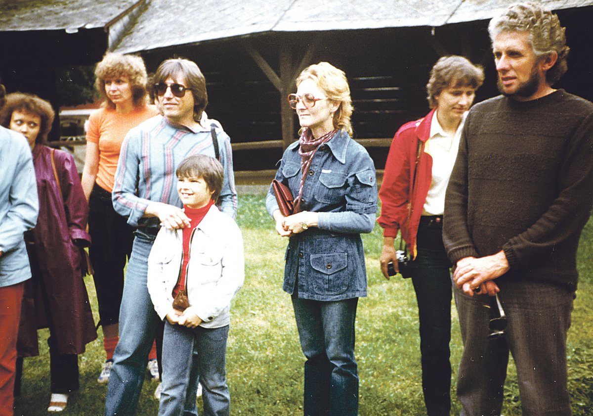 1982 (Heřmanice) - Rodinná idylka: Václav si vyjel s rodinou na sever Čech skoro až k polským hranicím. Doprovázela ho jeho manželka tanečnice Jarka (74) a syn Vašík, kterému tehdy bylo 7 let, a měl za sebou první třídu.