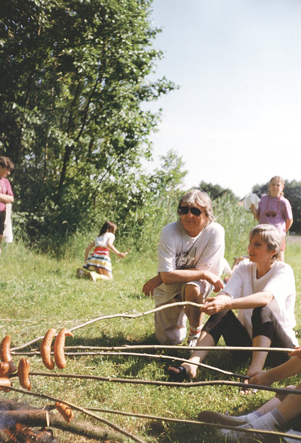 1995 (Doksy) - Buřtopeky na Mácháči: Zpěvák čekal při setkání o rok později, až se mu opečou buřty, už hladce oholený. „Reakce mého okolí na knír byla jednoznačná. Záporná. Tak šel dolů,“ okomentoval to Vašek. Prý to chtěl jen zkusit, aby na diskotékách zaujal.