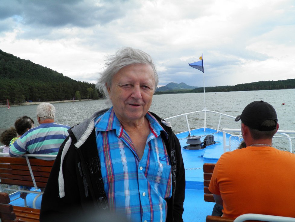 Výlet lodí po Máchově jezeře patří k tradičním aktivitám Václava Neckáře a jeho fanklubu.